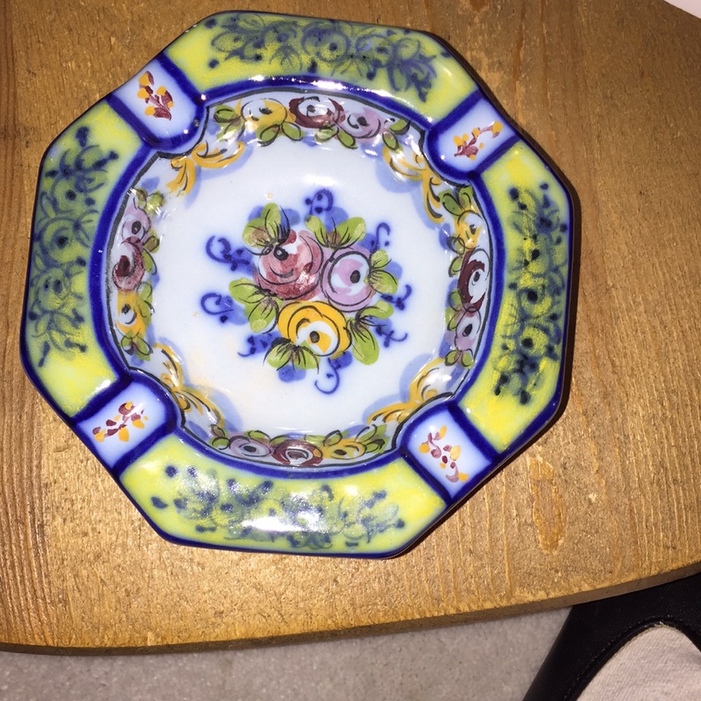 Vintage and rare hand painted Vestal Alcobaca ashtray